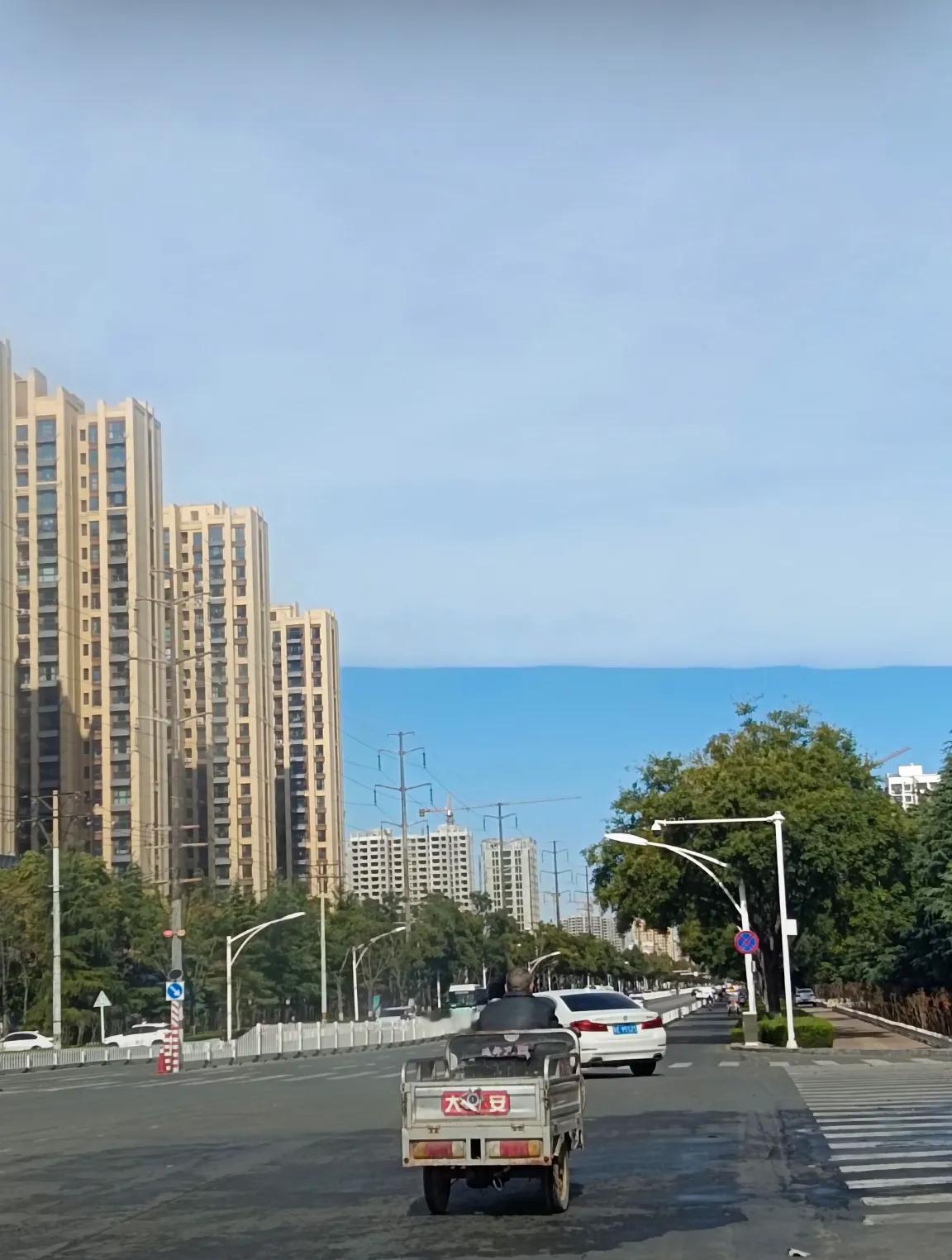 邢台的天空惊现直线云，这是什么原因？老天爷比着尺子造的云吗？