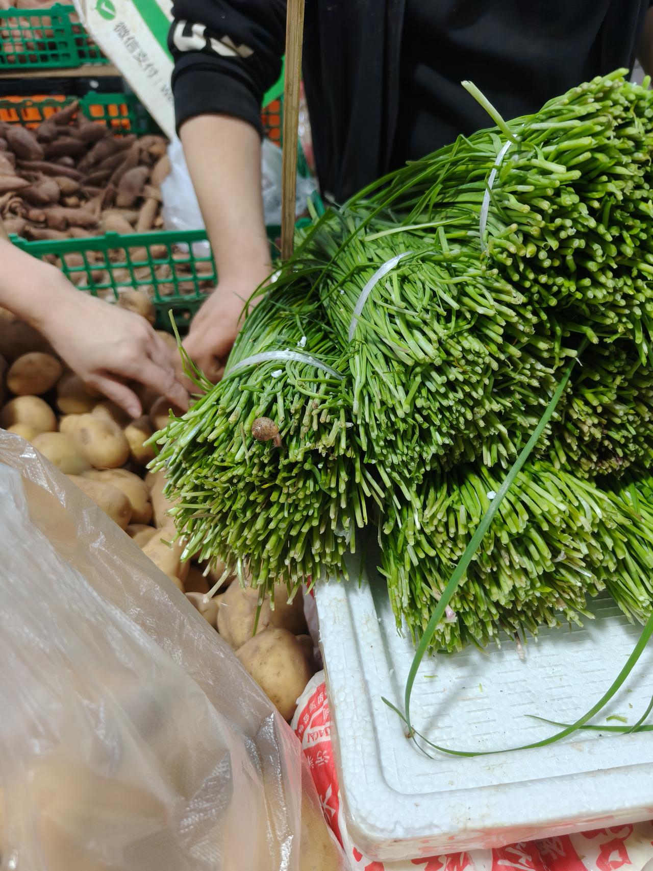 这是哪个大聪明想出来的？
把农村的赶集搬到了大城市里面，难怪永辉重百这些超市业绩