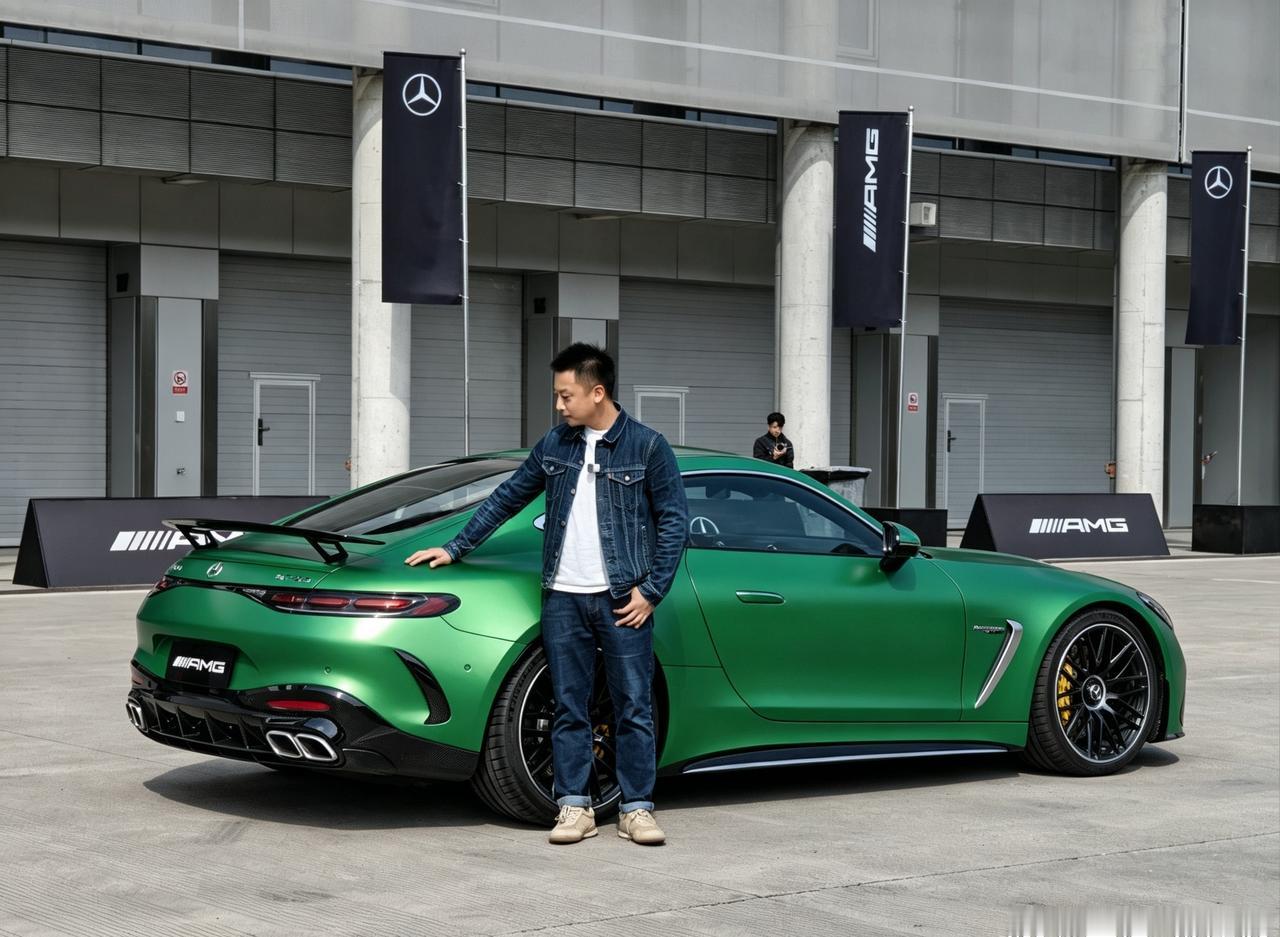 终于拍上了奔驰AMG全家桶
你最喜欢的AMG车型是哪台?
我太喜欢AMG GT6