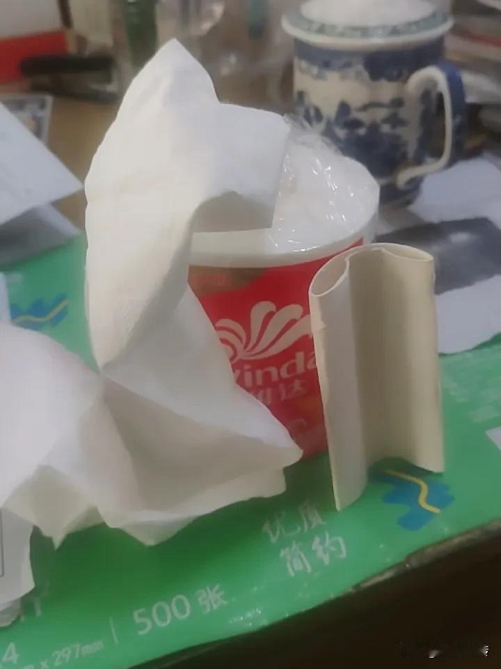 把卷纸中间的那个纸圈取出来，
从上端抽着用，
是最卫生的使用方法。
你是不是也这