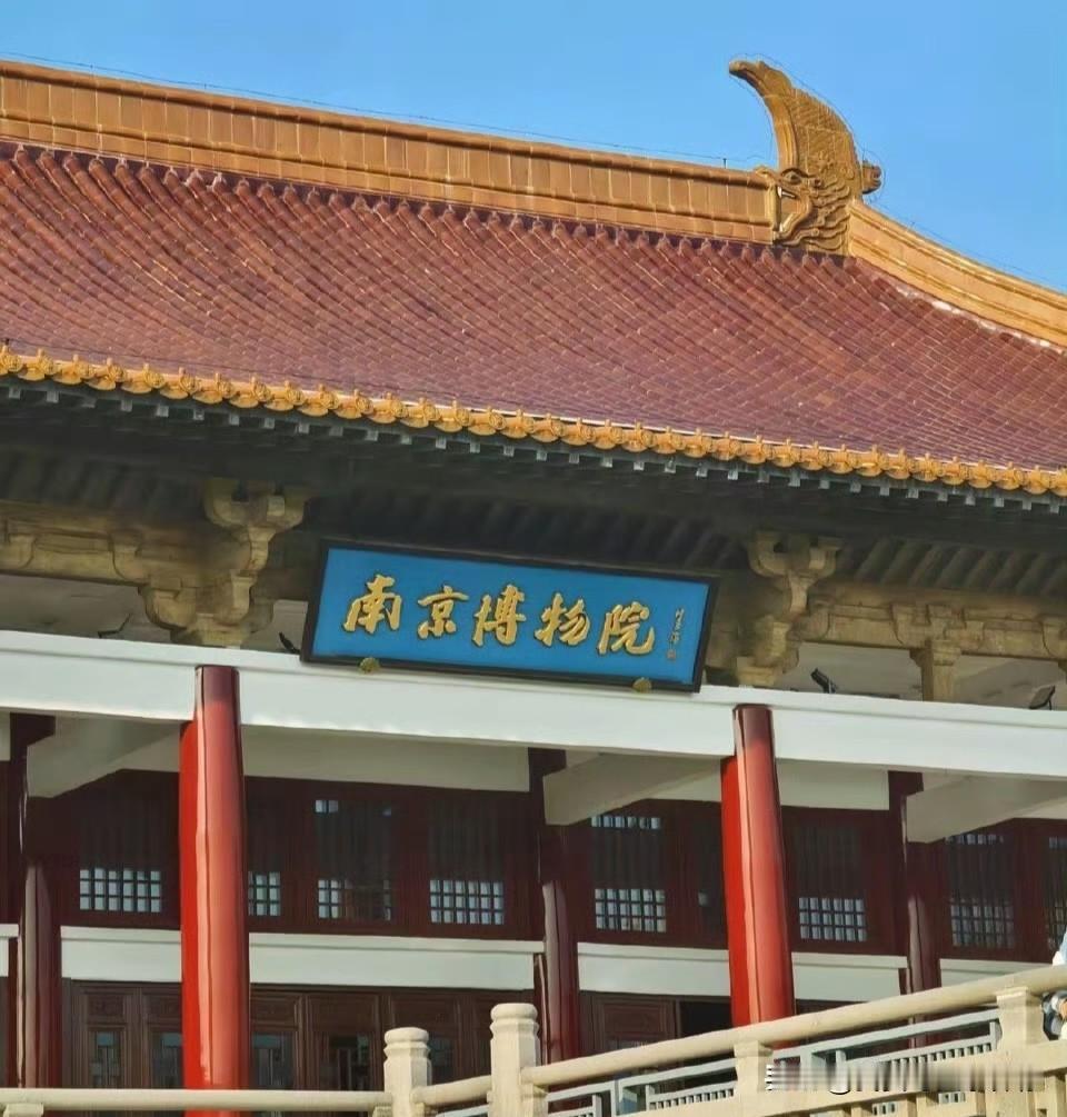 那位在办公室自缢的南京博物院
老院长，心里该有多憋屈。

他叫姚迁，不是什么普通