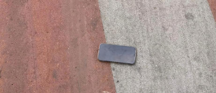 奇葩！奇葩！
男子捡到手机
遭失主奇葩要求
 拒送还被追责威胁
后放回原位
 