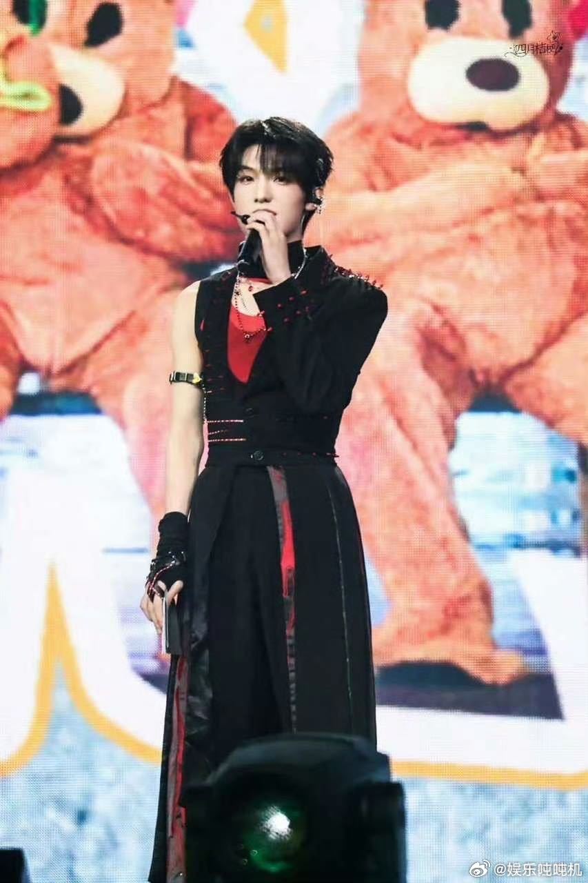 张泽禹暖男的时尚表现力张泽禹《ELLEMEN》五月刊封面大片🈶！少年与暖男双重