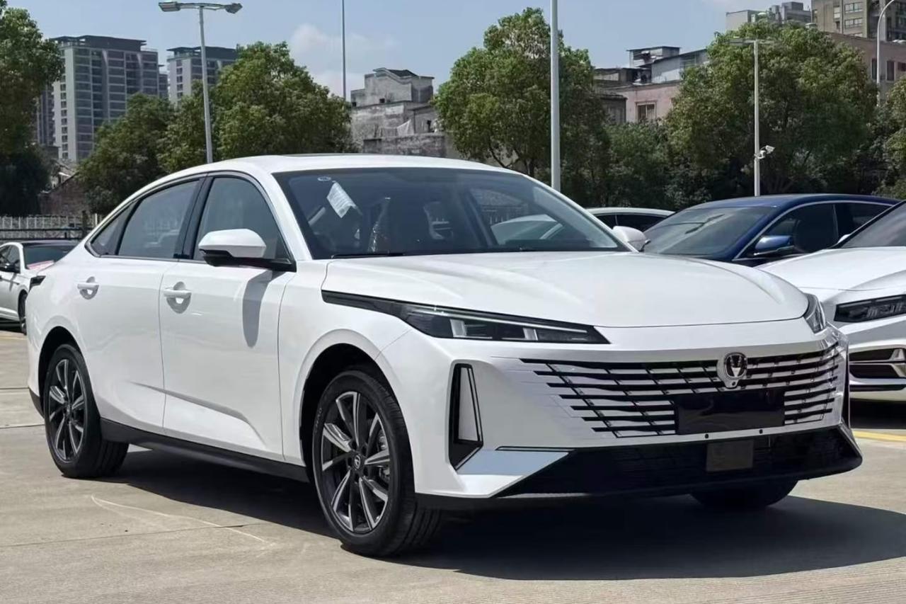 长安逸动PLUS给我的感受就是一台特别接地气的家用轿车，外观利落耐看，日常开出去