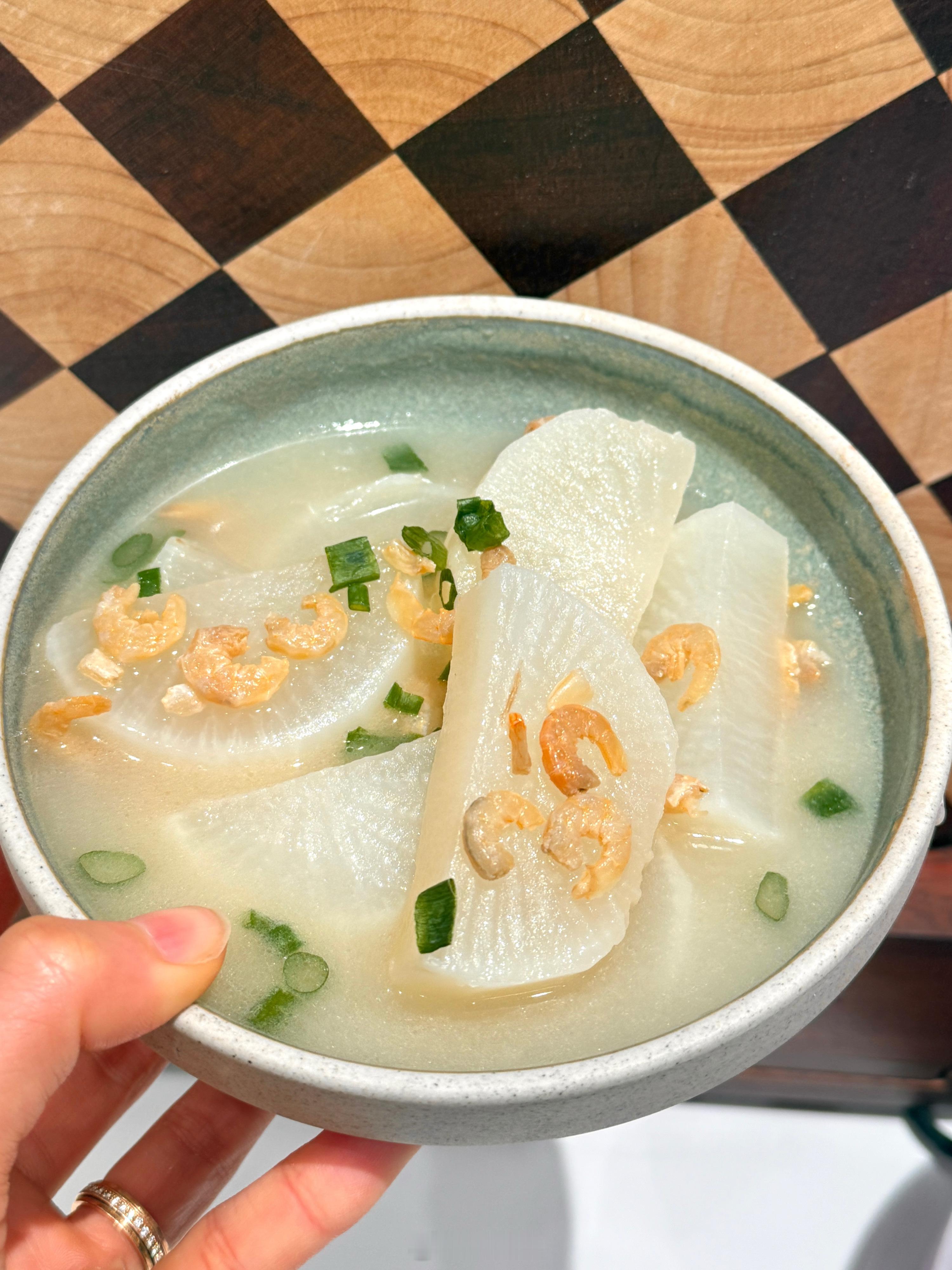 俗话说冬吃萝卜夏吃姜！一个超简单又好吃的萝卜做法分享给大家。白萝卜切厚片，用猪油