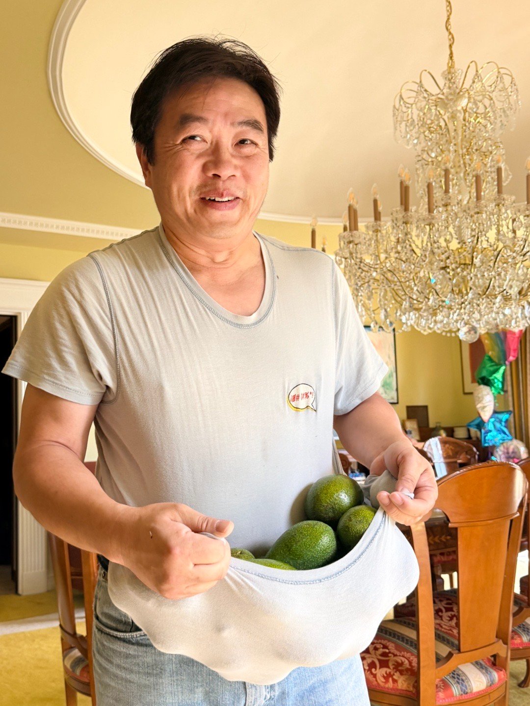 名叫圣安娜的狂风乱作。早上泳池旁边的伞给吹坏了。Youth小朋友送我的植物肉肉，