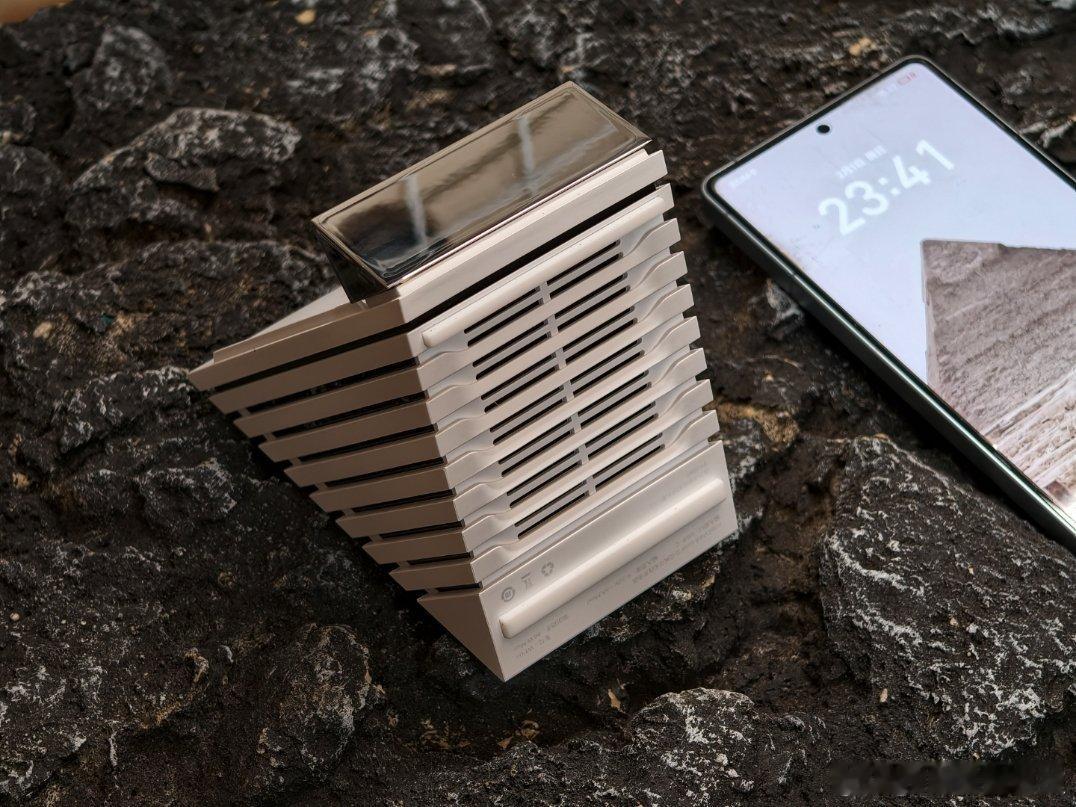 魅族PANDAER这款66瓦立式无线充真是名副其实的精品，设计简约又好看又好用，