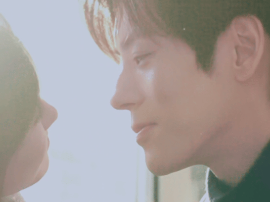 魏哲鸣新剧10个字解决异国官司真的被许淮颂帅到失语！西装革履气场全开，异国官司轻