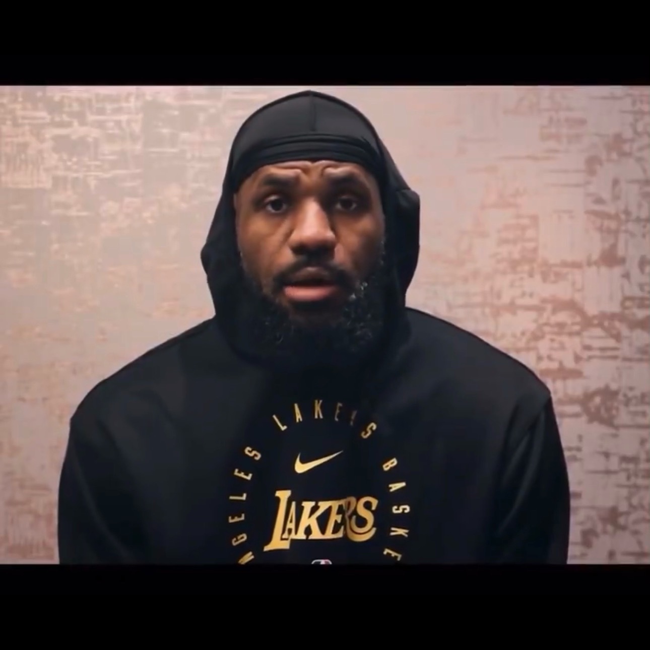 🌹公牛队退役了罗斯的1号球衣，詹姆斯送上祝福：“面对罗斯时，我心中只有敬意与一