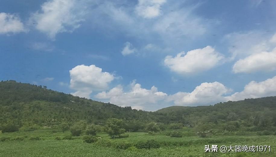 上联：云云雾雾云雾难开
下联：山山水水山水相连

终生坚持作品原创的人
图片来源