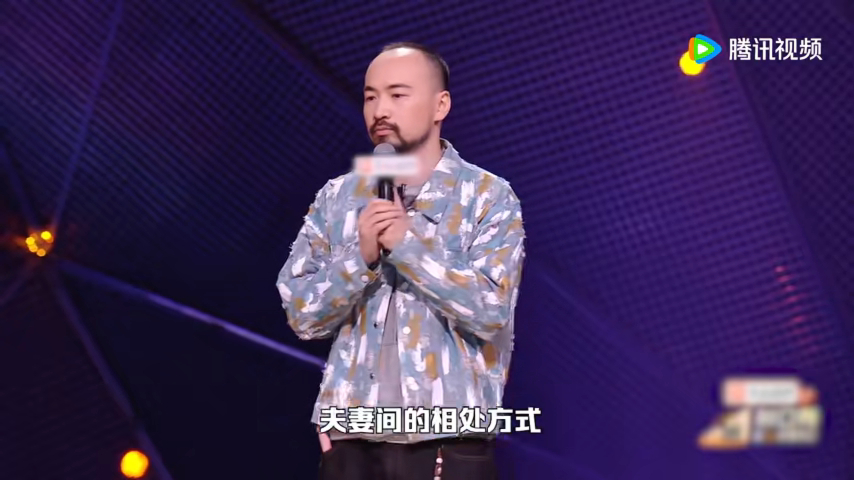 脱口秀演员在舞台上手动倒放舞台名场面过于新奇！曹国秀上演切片脱口秀，段子之间快速