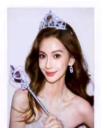 看到个料，直接愣住了。
刘大锤爆料杨颖回香港发展，疑似和年下男秘恋，媒体拍到却被