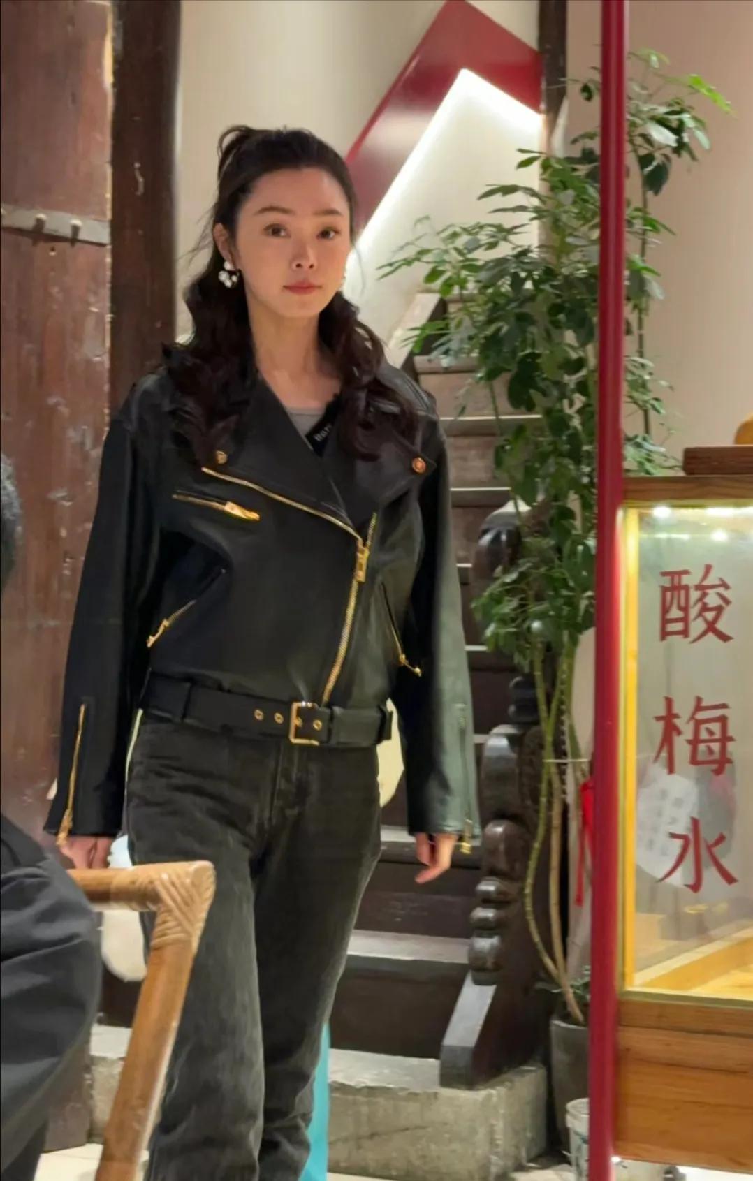 在南京老门东偶遇宋轶，穿皮衣，扎马尾的宋轶看起来好酷呀，卷发特别适合她，看起来更