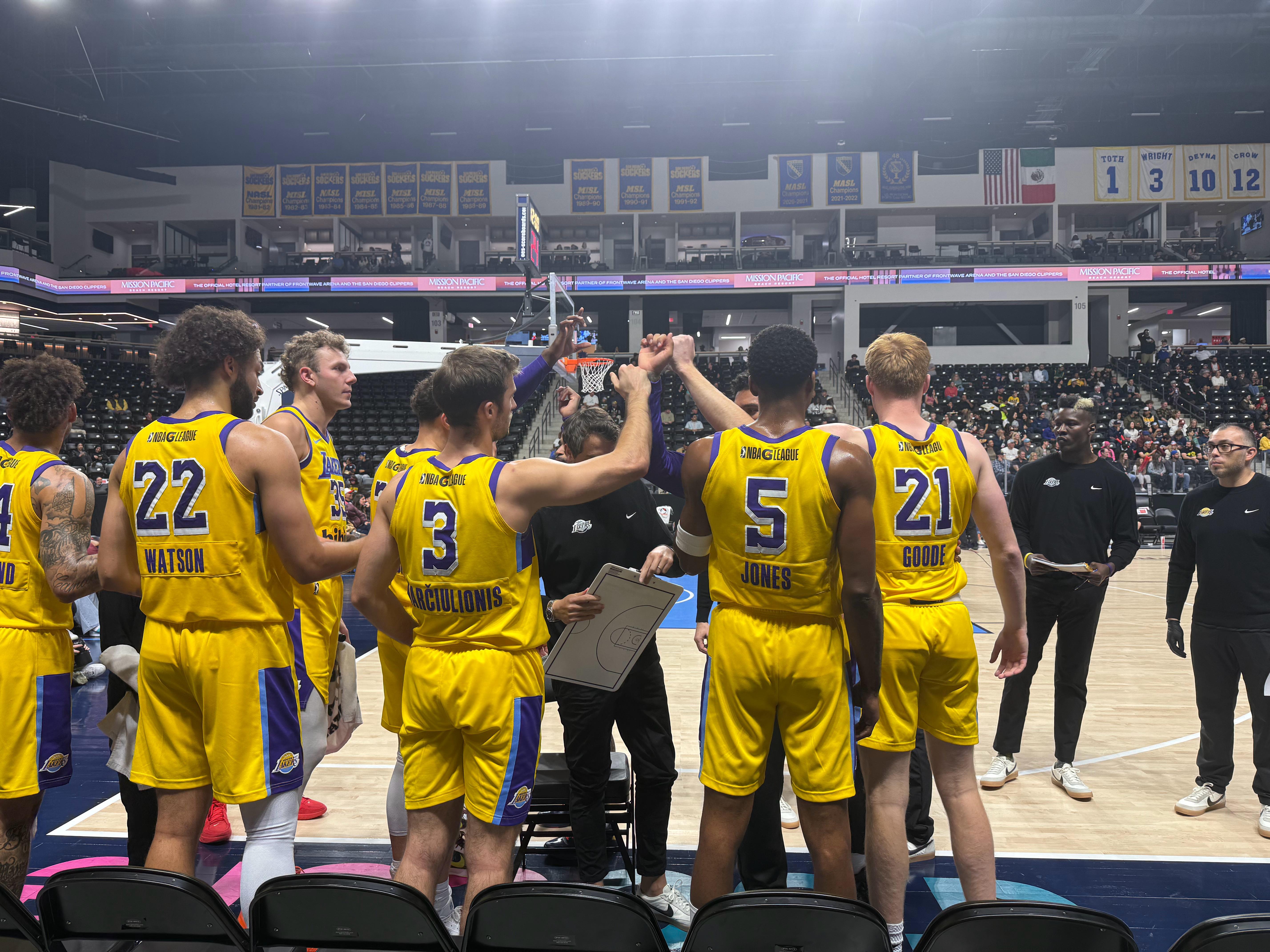 前方报道南湾湖人对圣地亚哥快船，有大家认得出的潜力股吗？chinahawks