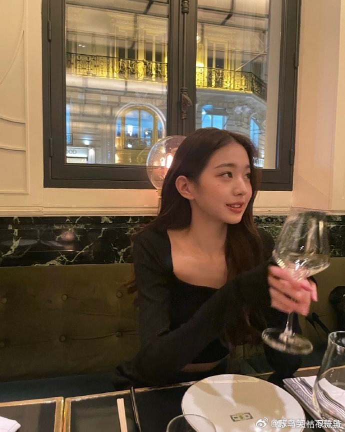 张元英通过 ins 晒出 18 岁参加巴黎时装周的照片，这是她第一次参与该时尚活