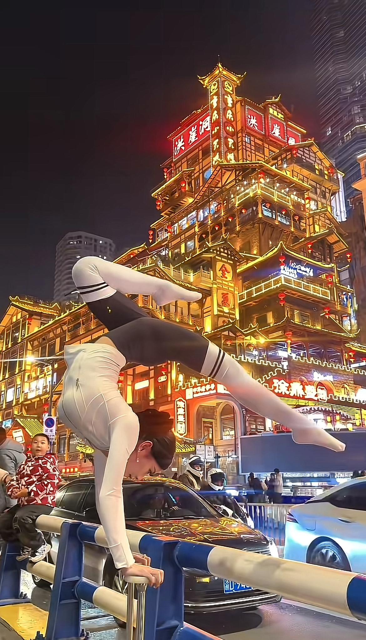 在都市夜景里看到有人惊艳倒立，那场景真的绝了！上次我在城市的繁华街头，霓虹灯闪烁