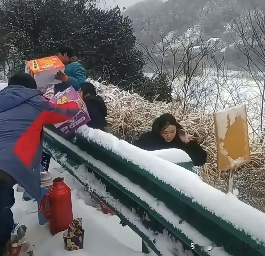 湖北的一场暴雪，让人看出了人性的丑陋和无奈，飞机场50元一碗的鸡蛋素汤面贵不贵？