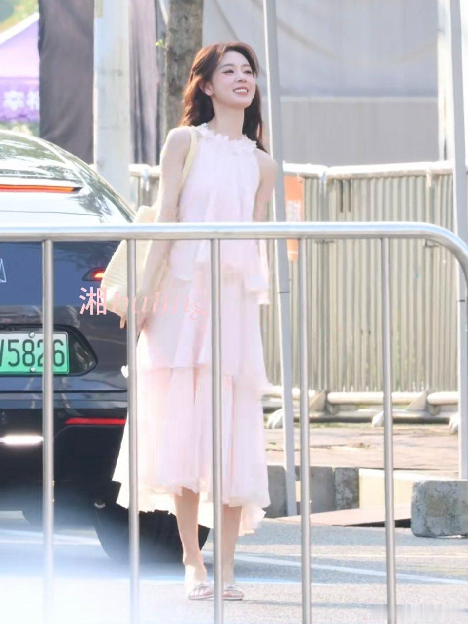 浪姐直播陈瑶今天这粉裙子好美。 