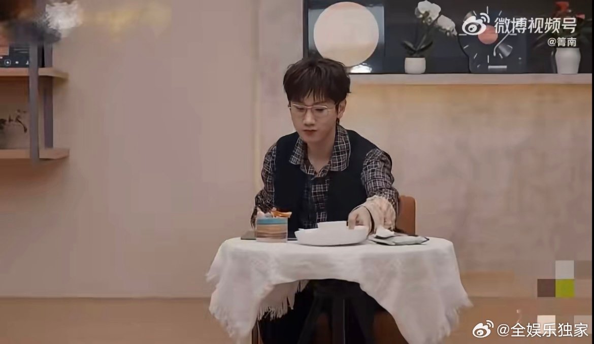 救命！汪苏泷吃个东西都能卷颜值！前一秒自律控糖，后一秒沦陷美食，仰头的瞬间自带氛