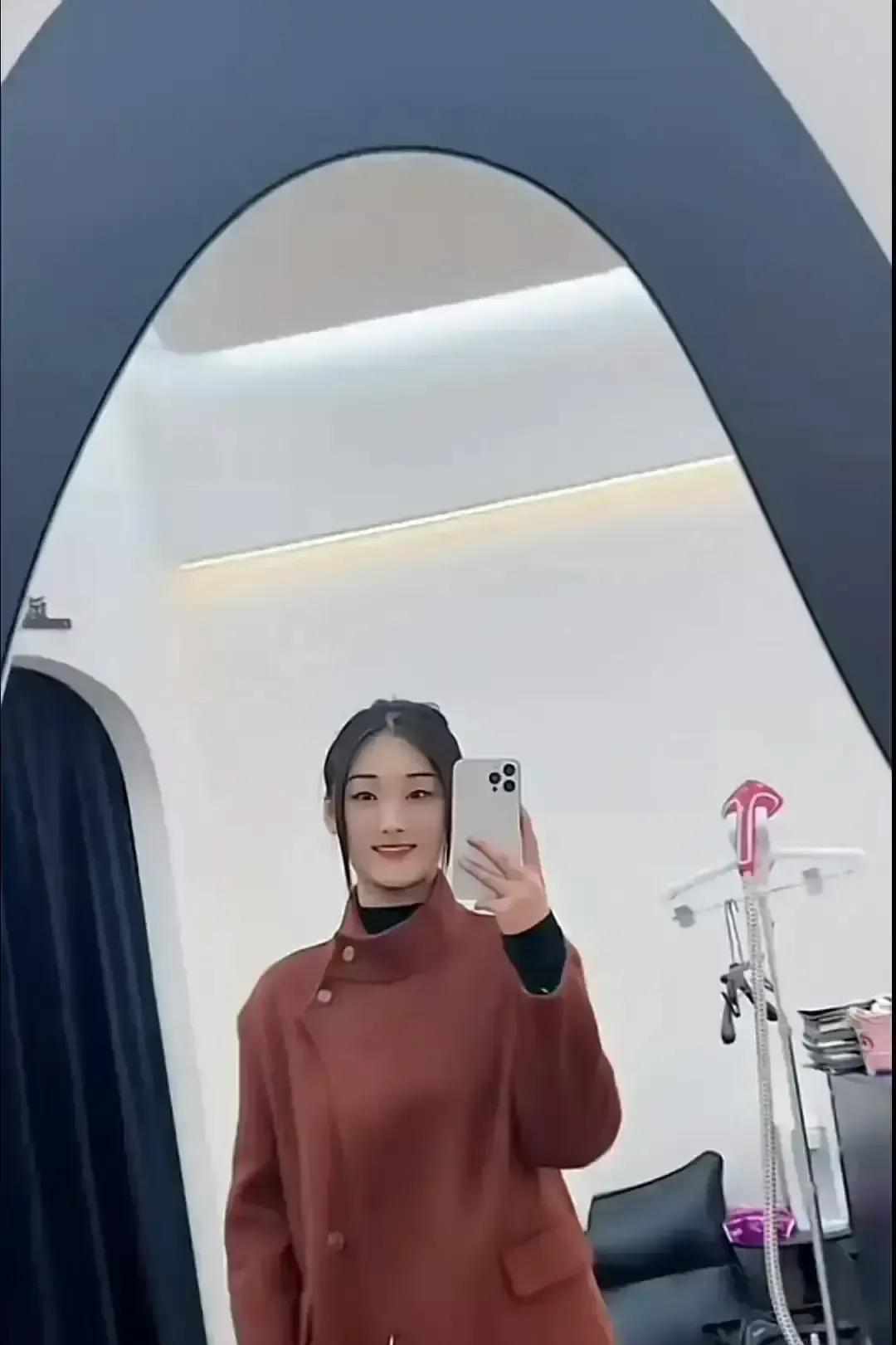 滤镜碎了，戏台倒了，流量换了新主子。
你熬夜剪出的怀旧大片，点赞两万。
一开播，