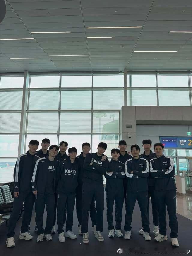 韩国男篮启程前往中国台北。韩国男篮历史上首位外籍主教练拉脱维亚籍主帅Nikola