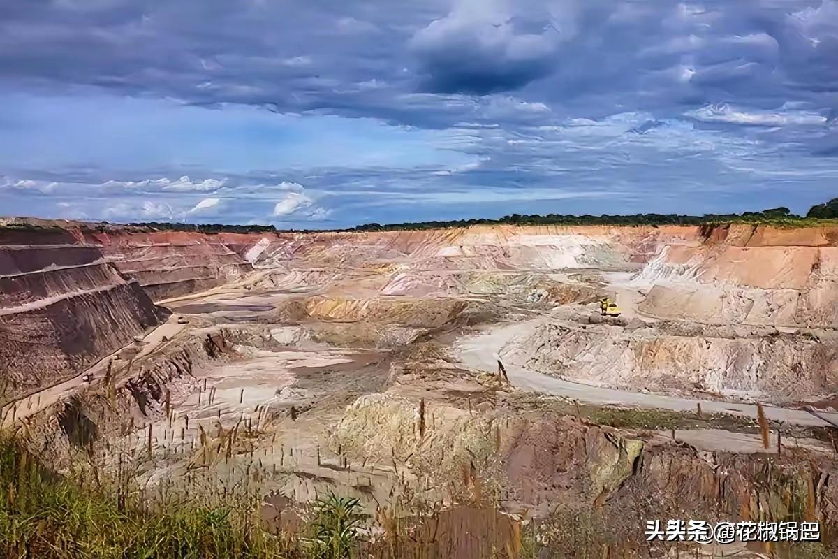 赞比亚这波操作，真是把“两头吃”玩明白了。

年初刚下禁令，铬矿、锰矿原矿一律不