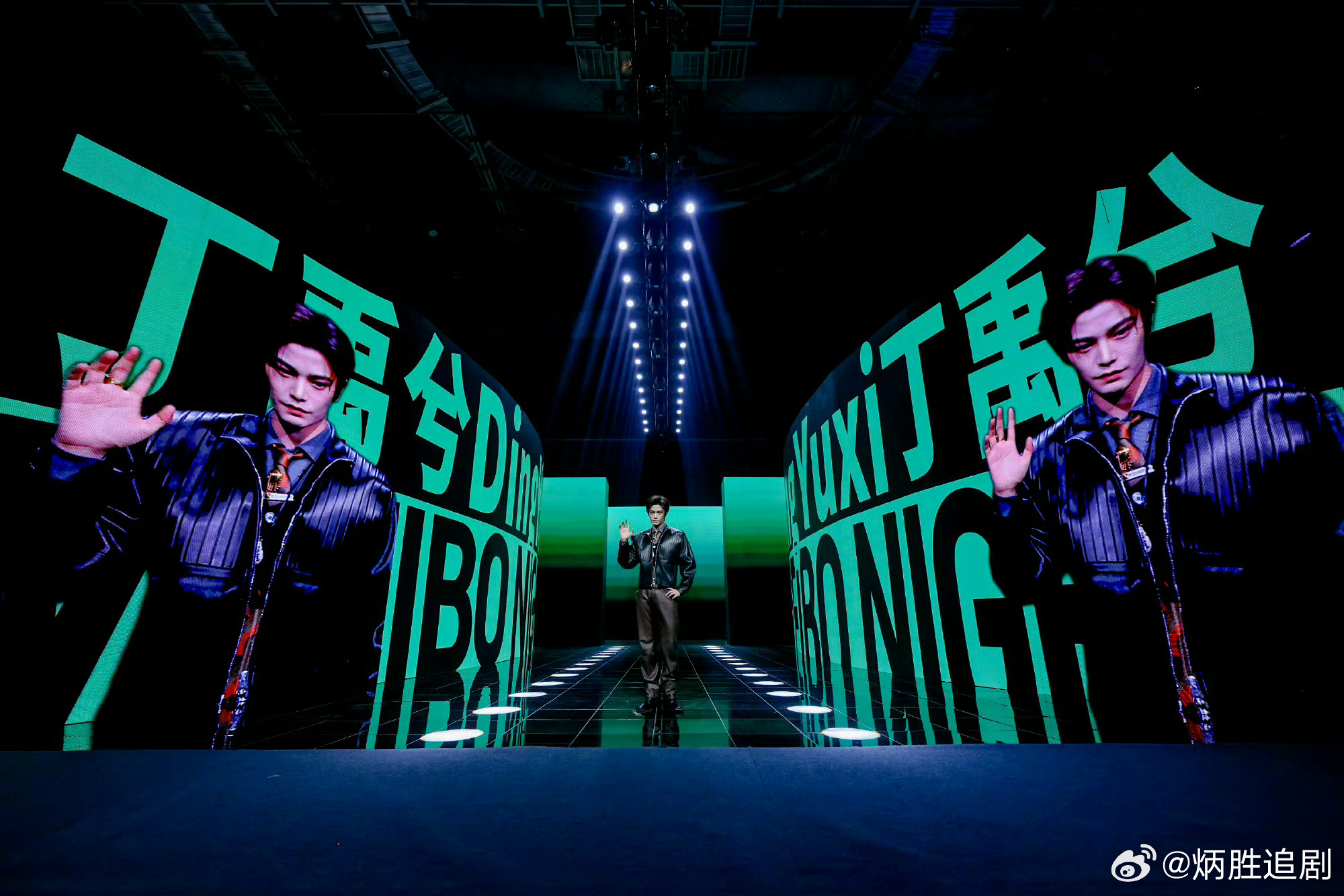 丁禹兮微博之夜专属红毯！真的好帅好酷！ 