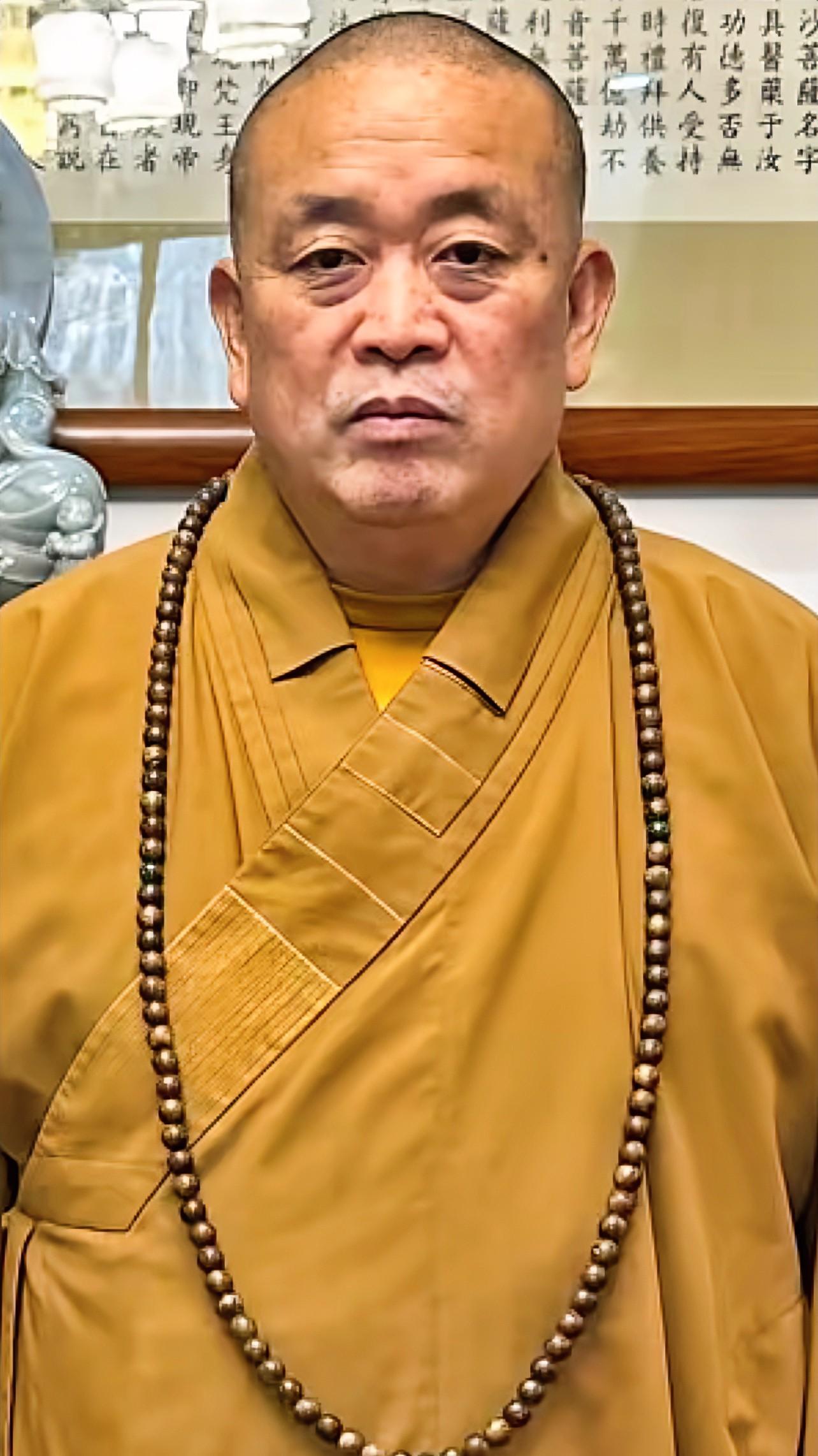 释永信身为少林寺方丈，却偏离佛教教义，生活奢侈，行为不端，多次违规被举报。如今被
