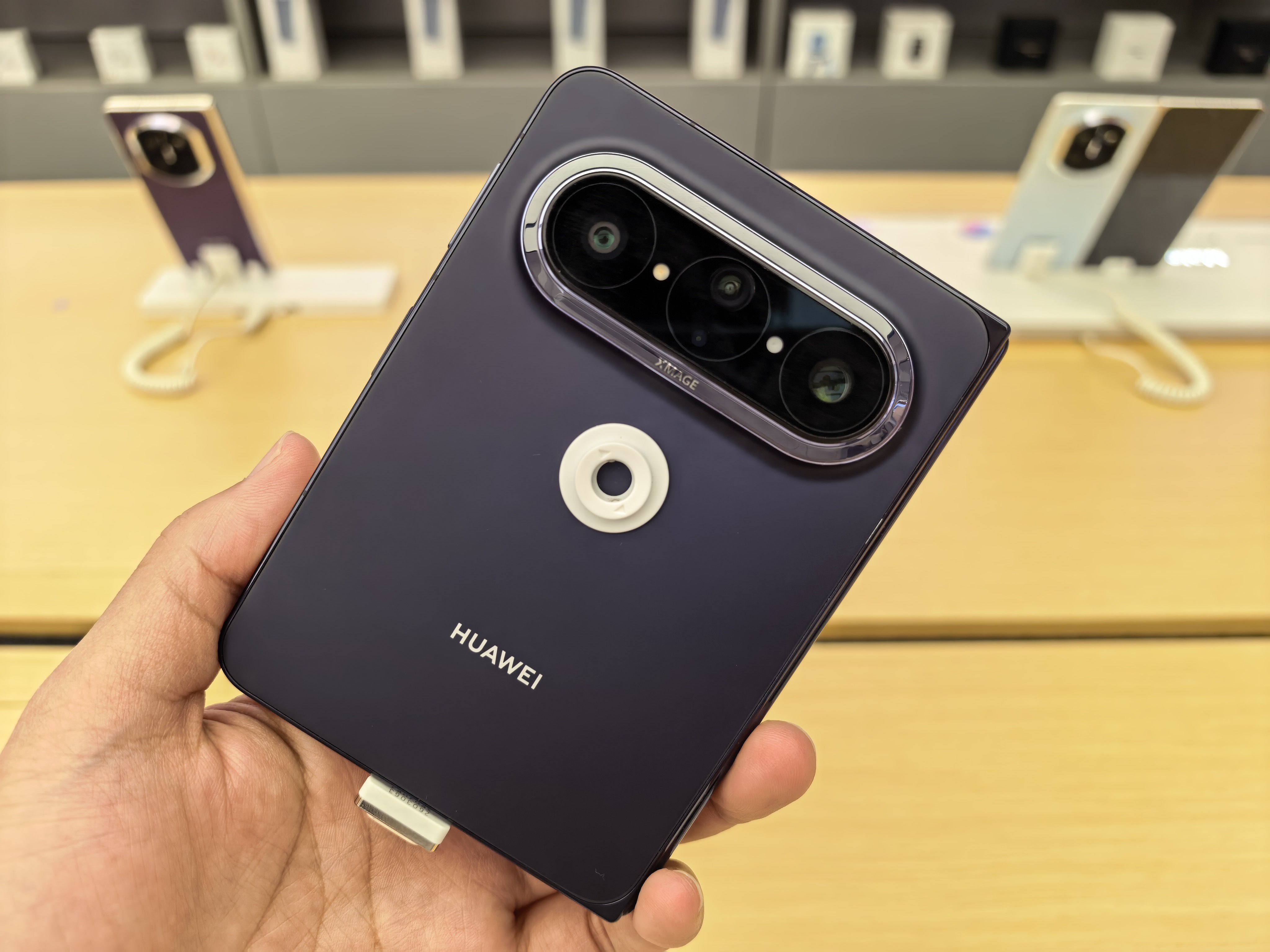 Pura X Max这个黑色灯光下有点发紫，还挺好看