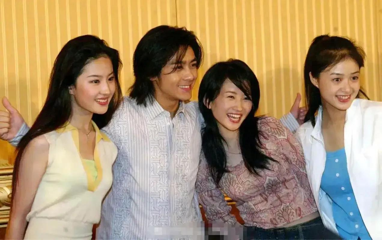 哎呀，当年刘亦菲还小，林志颖还正青春正帅，不得不说，两人配一脸，仿佛双胞胎兄妹…
