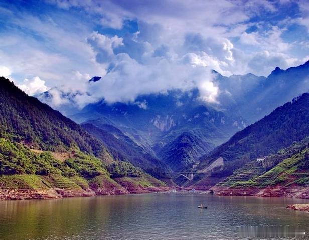 【西陵峡】西陵峡风景秀丽，峡中有峡，滩多流急，以“险”出名，以“奇”著称。北宋著