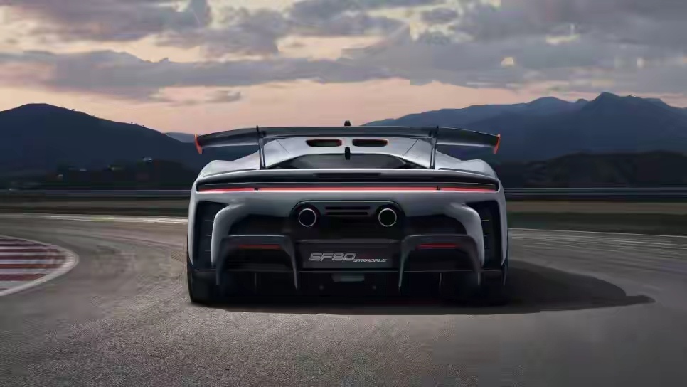 法拉利SF90是法拉利旗下首款量产插电式混合动力车型，于2019年推出，其名称是