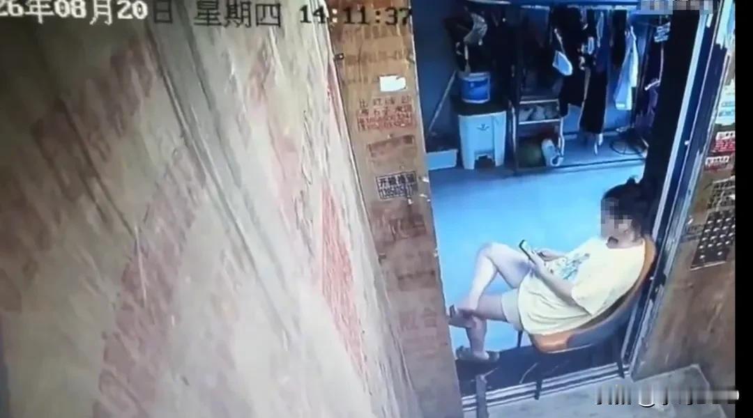 一把椅子卡住整栋楼，文明执法不能软成“免罪金牌”
·
一把椅子，四条椅脚，硬生生