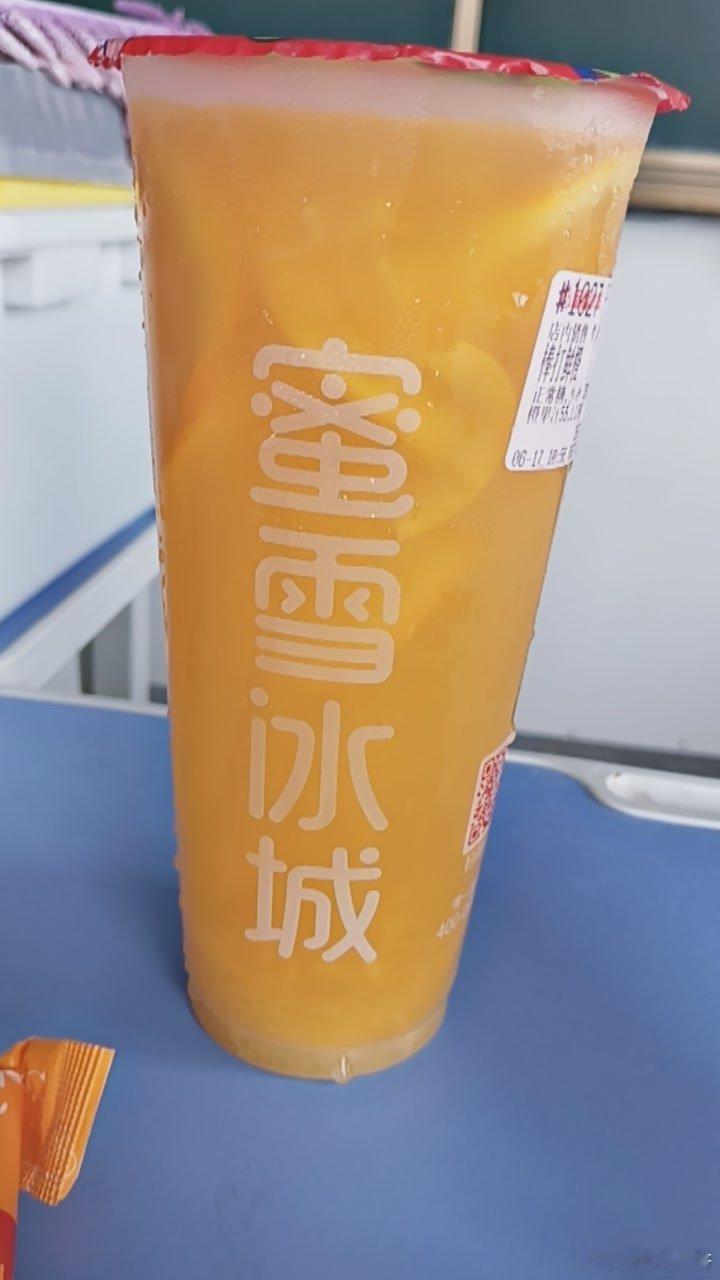 生活手记 忙的焦头烂额，找了5分钟解决午饭。感谢学生家长送来的温暖