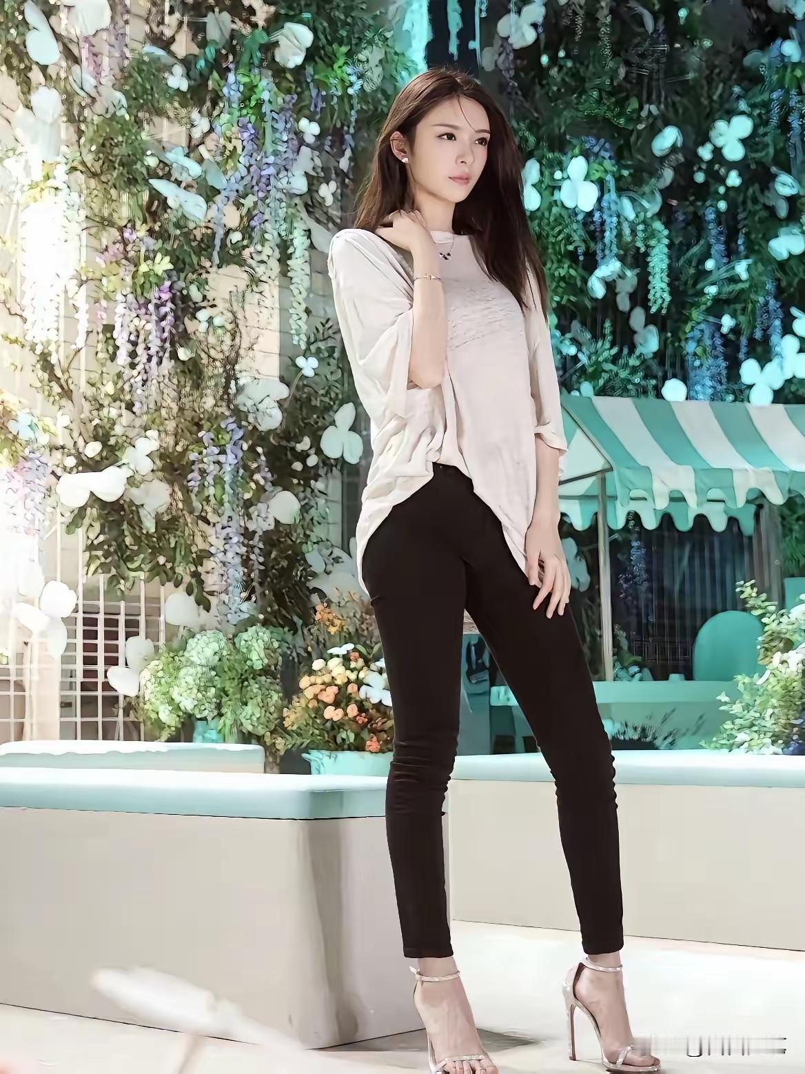 她是傅菁吗