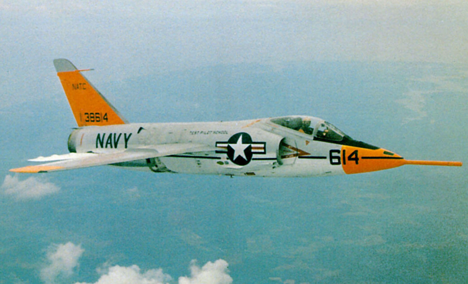 飞扬军事 70年前的今天，1956年9月21日，美国格鲁曼F11F“虎”式战斗机