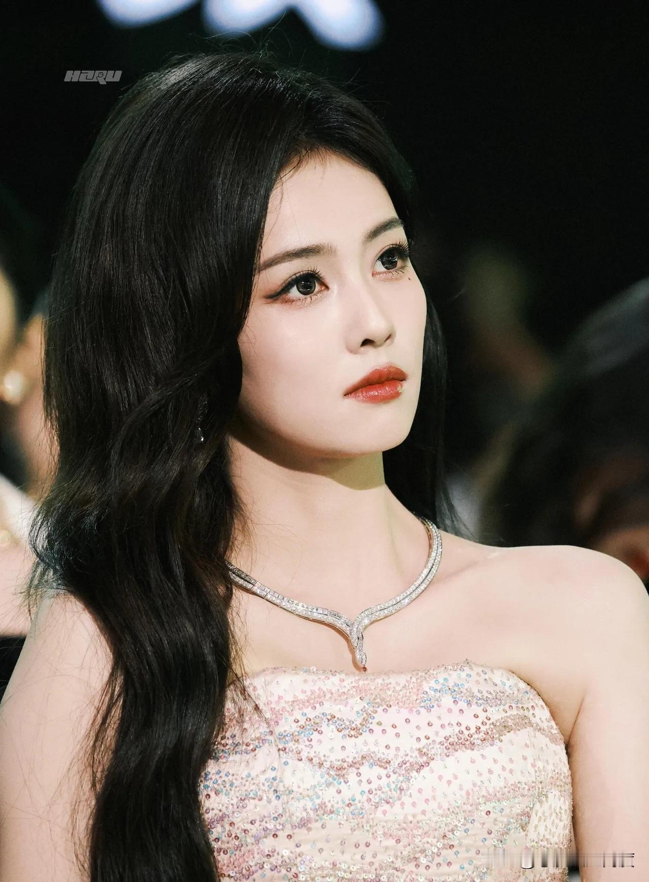 这是谁家留洋归来的千金小姐？白鹿这组民国造型也太惊艳了吧！

她身着衣裙，气质温