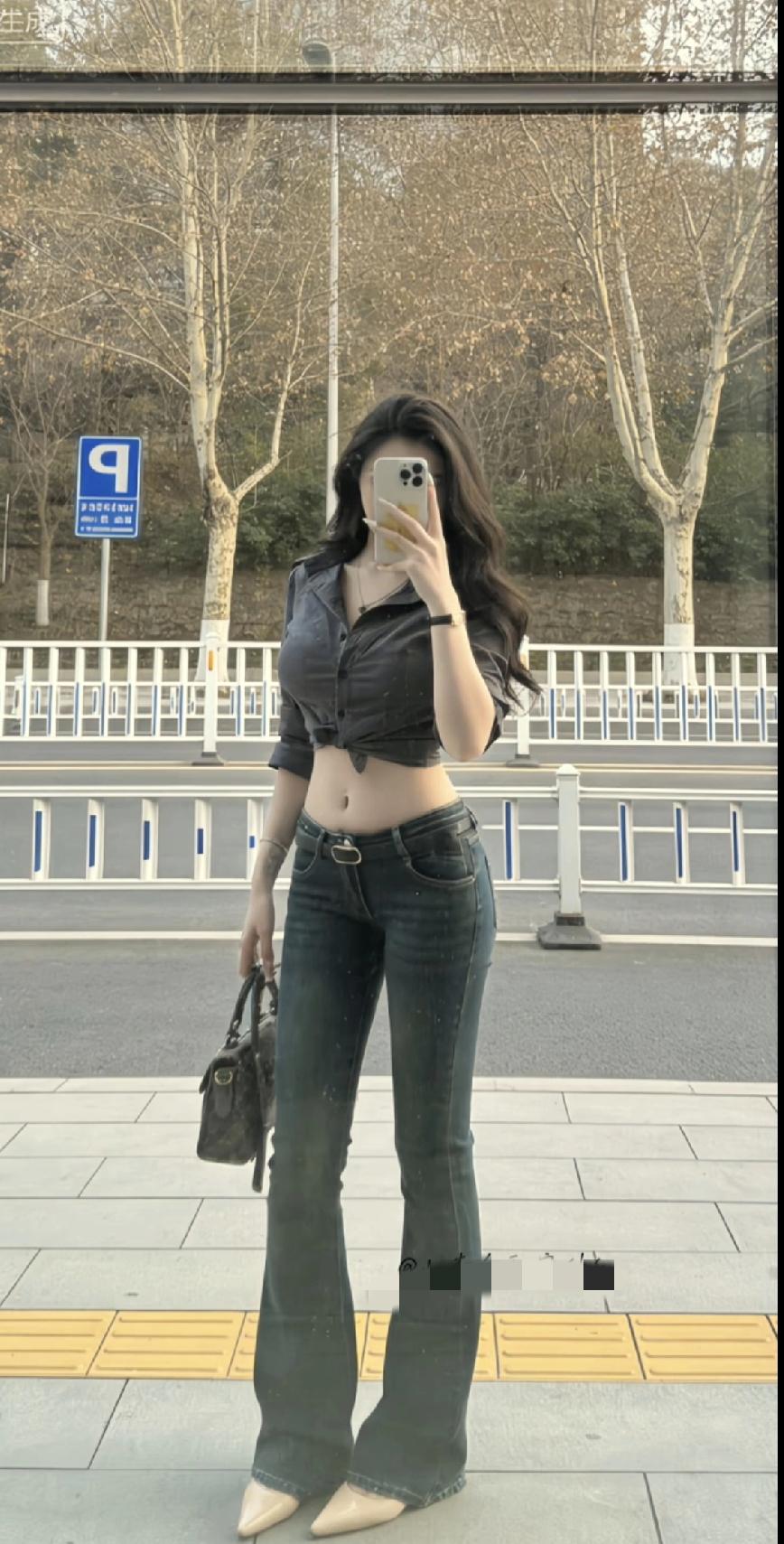 都市酷炫风，上班行进时。牛仔裤与短款上衣的完美搭配，尽显美女的穿着时尚与自信！