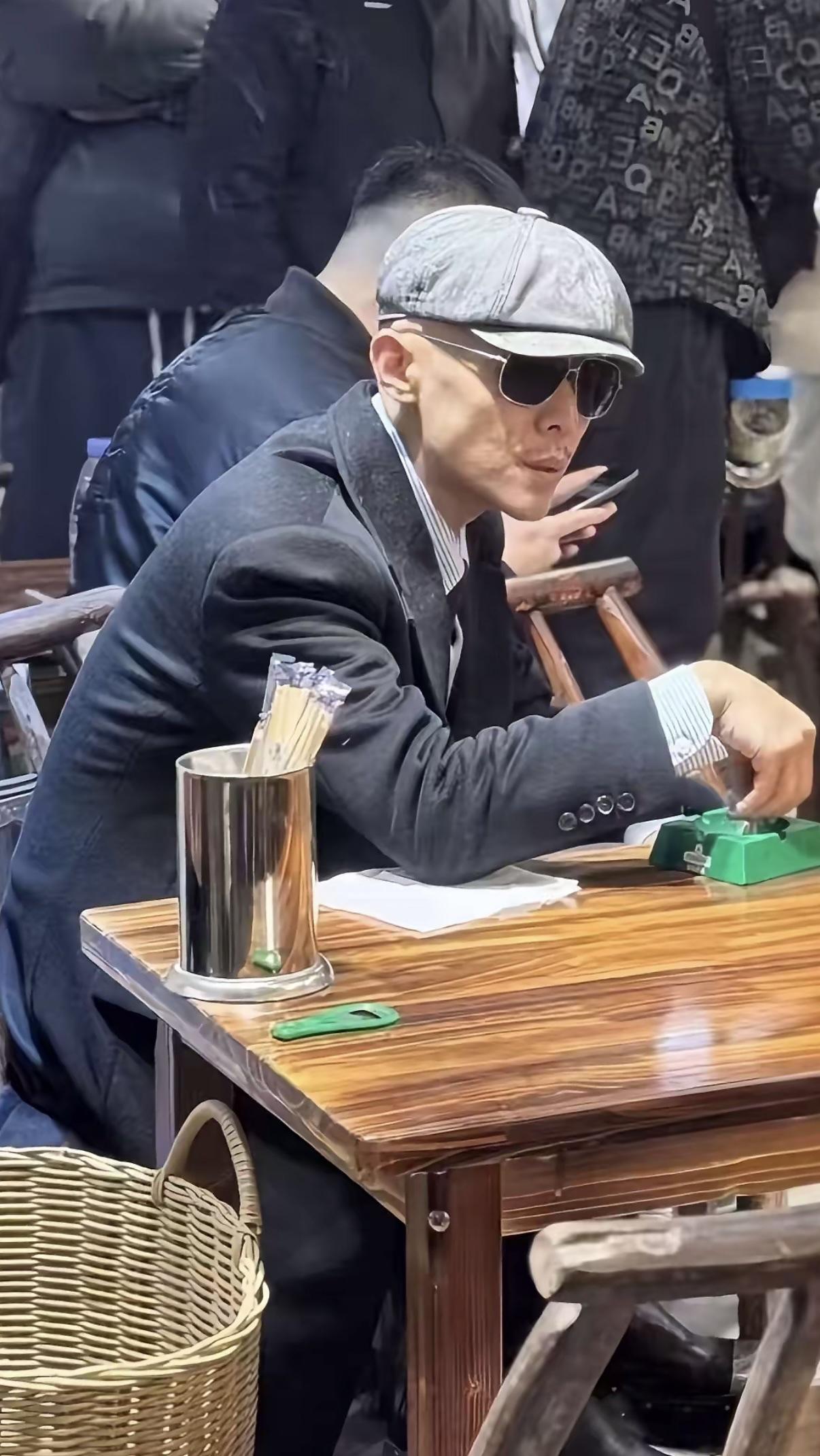 女孩：大冰哥，我快被老公的扶弟魔行为逼疯了，我们的小日子都过不下去了。他弟弟买房