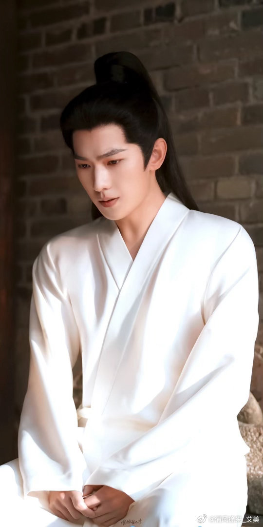 杨洋雨霖铃 yy 杨洋展昭“他站在那里，不是光芒拥抱他，而是光芒由他带来”