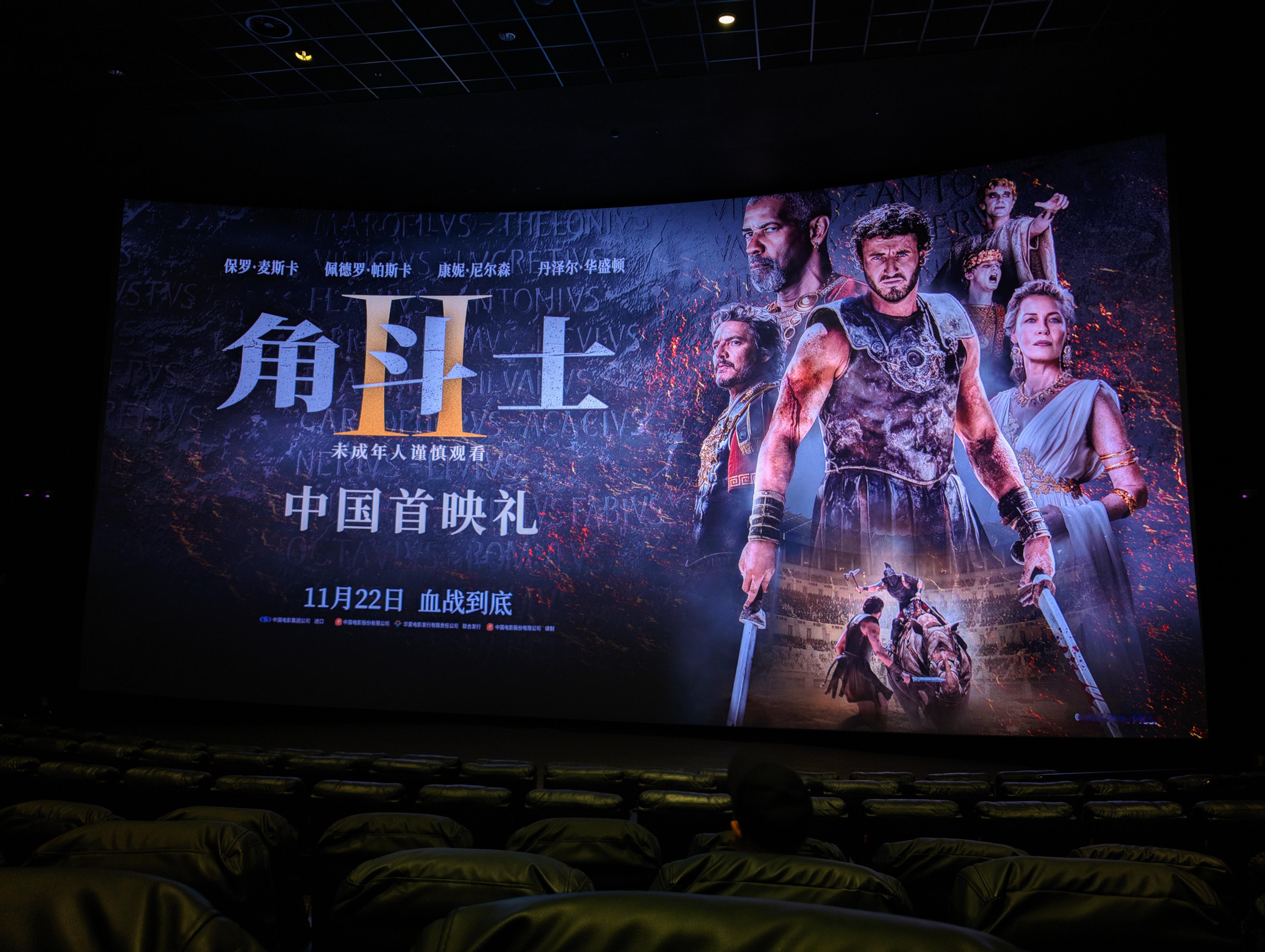《角斗士1》由马克西蒙斯用手轻抚麦穗的画面展开，是源自罗马的昌盛和丰饶，麦穗随风