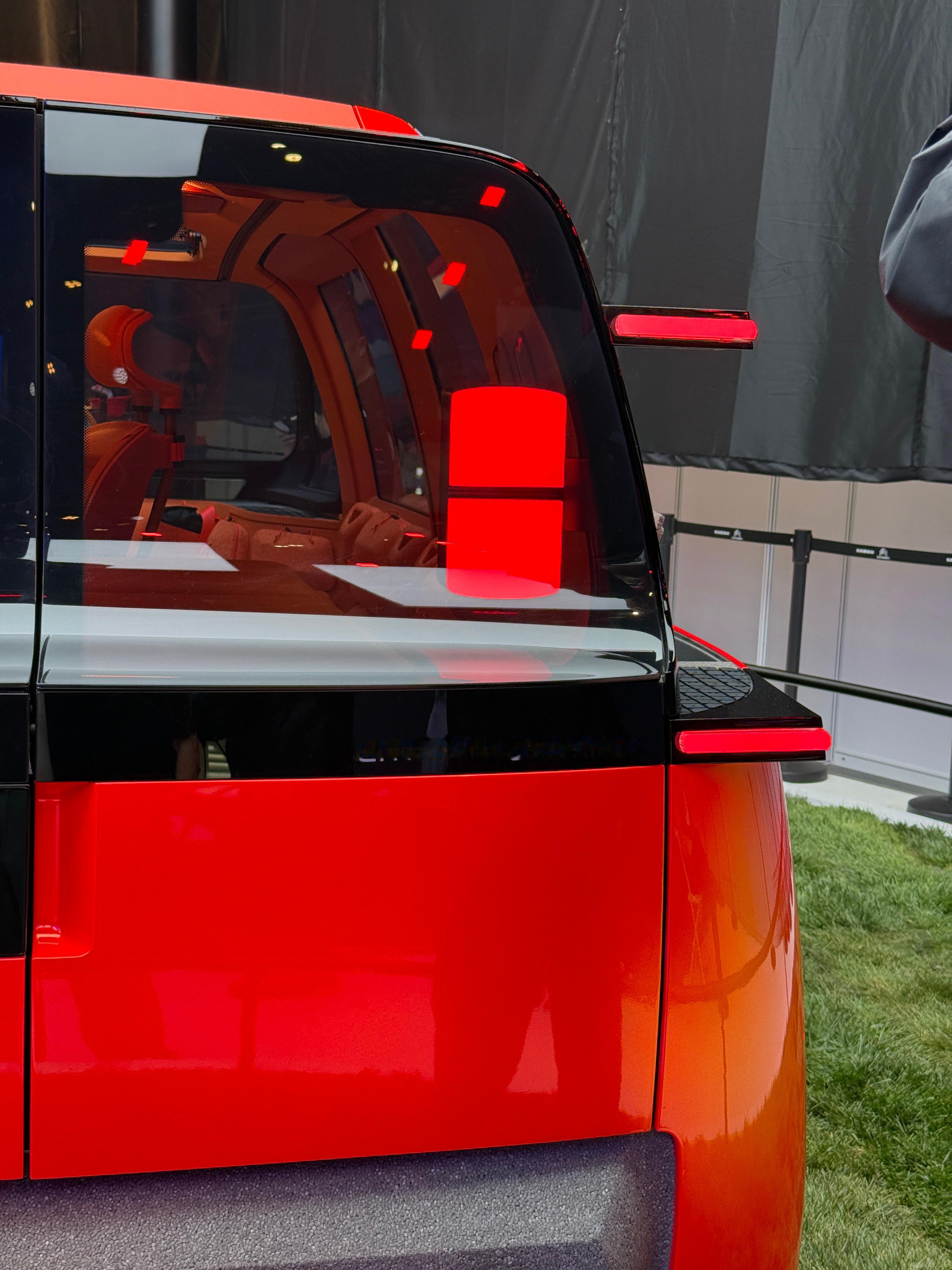 雪铁龙还是那么浪漫～ELO概念车，设想是休息、玩乐、工作都可以在一个座舱内完成。