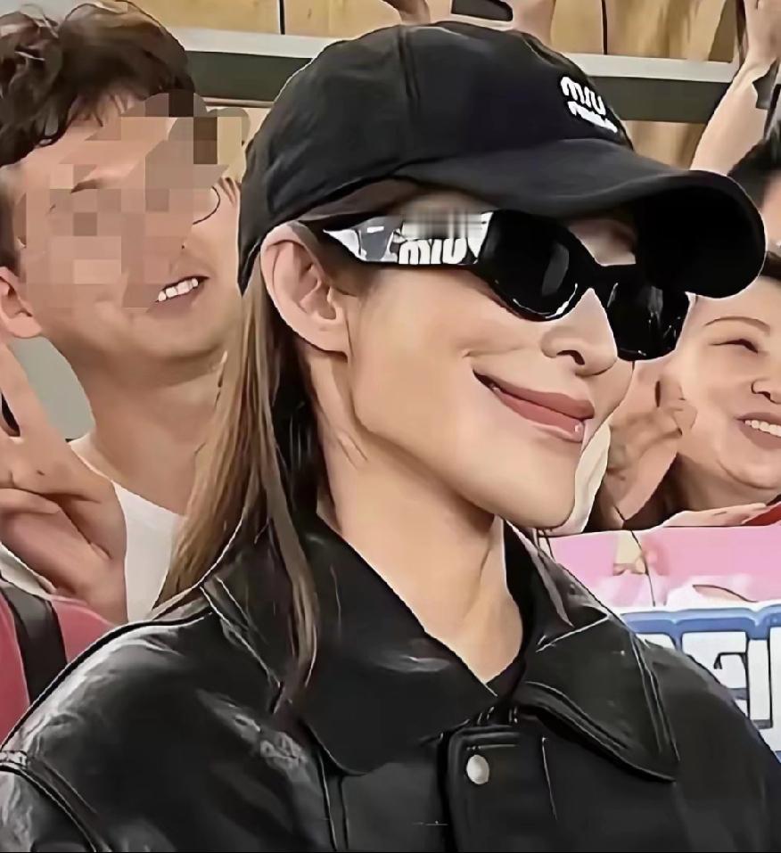 女明星真的不要再做太多医美了，这下巴，看起来感觉都能吃小孩了啊！好恐怖！
一堆明