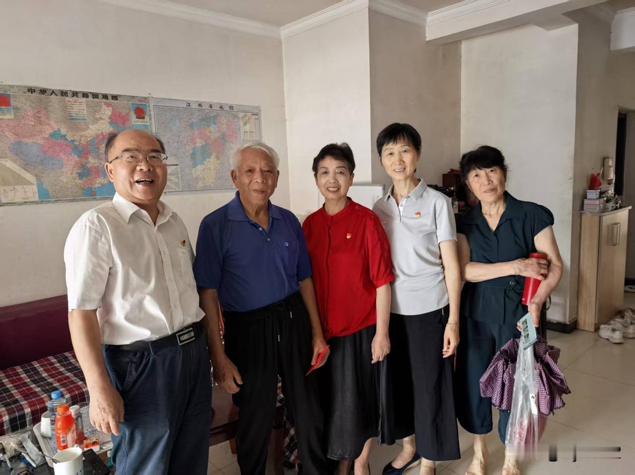 今天我们支部支委一行人冒雨上门走访慰问高龄、患病及行动不便的老党员，为老同志送上