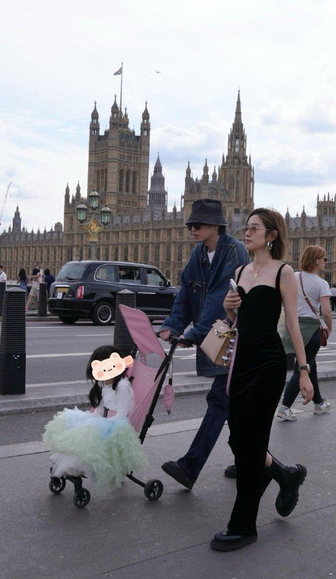 唐艺昕小女孩也要有梦想唐艺昕张若昀甜蜜互动小说照进现实从浪漫的国外到烟火气的云南