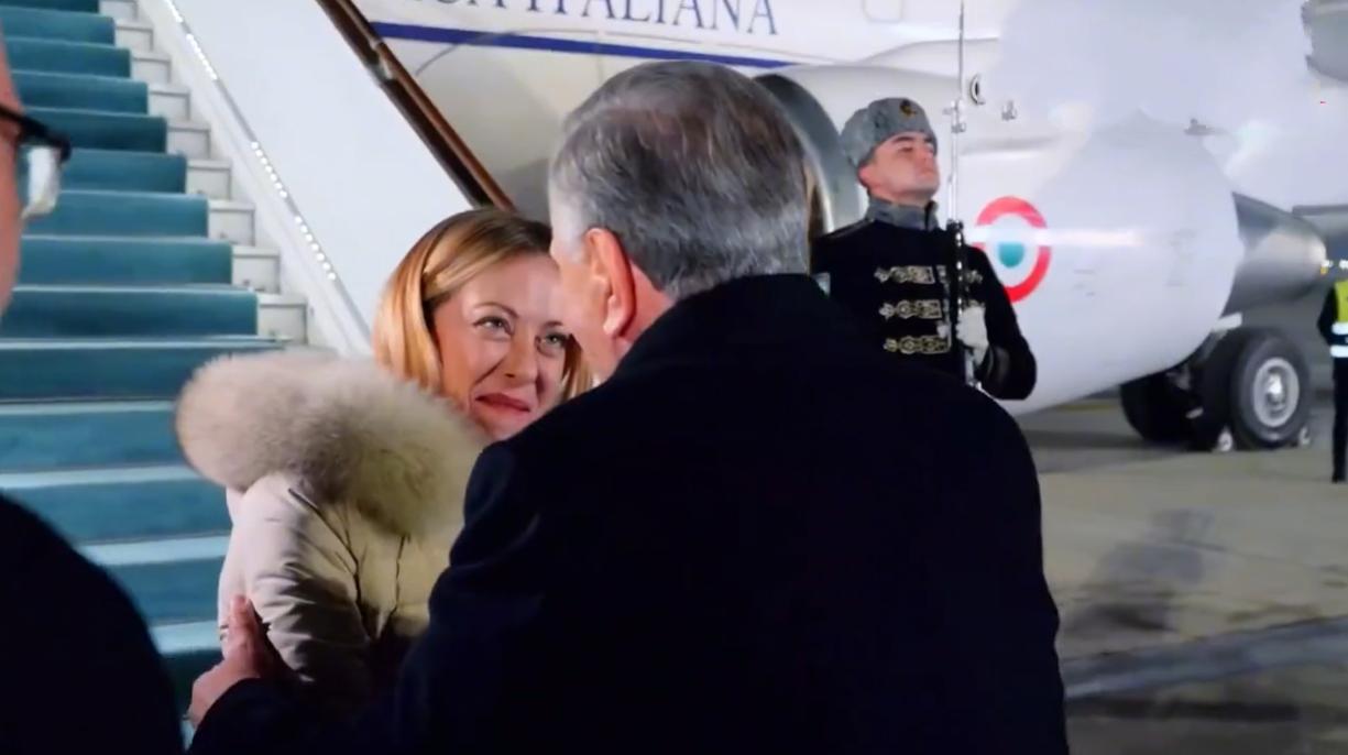 梅洛尼离开韩国抵达乌兹别克斯坦机场！1月19日意大利女总理出访乌兹别克斯坦，下飞