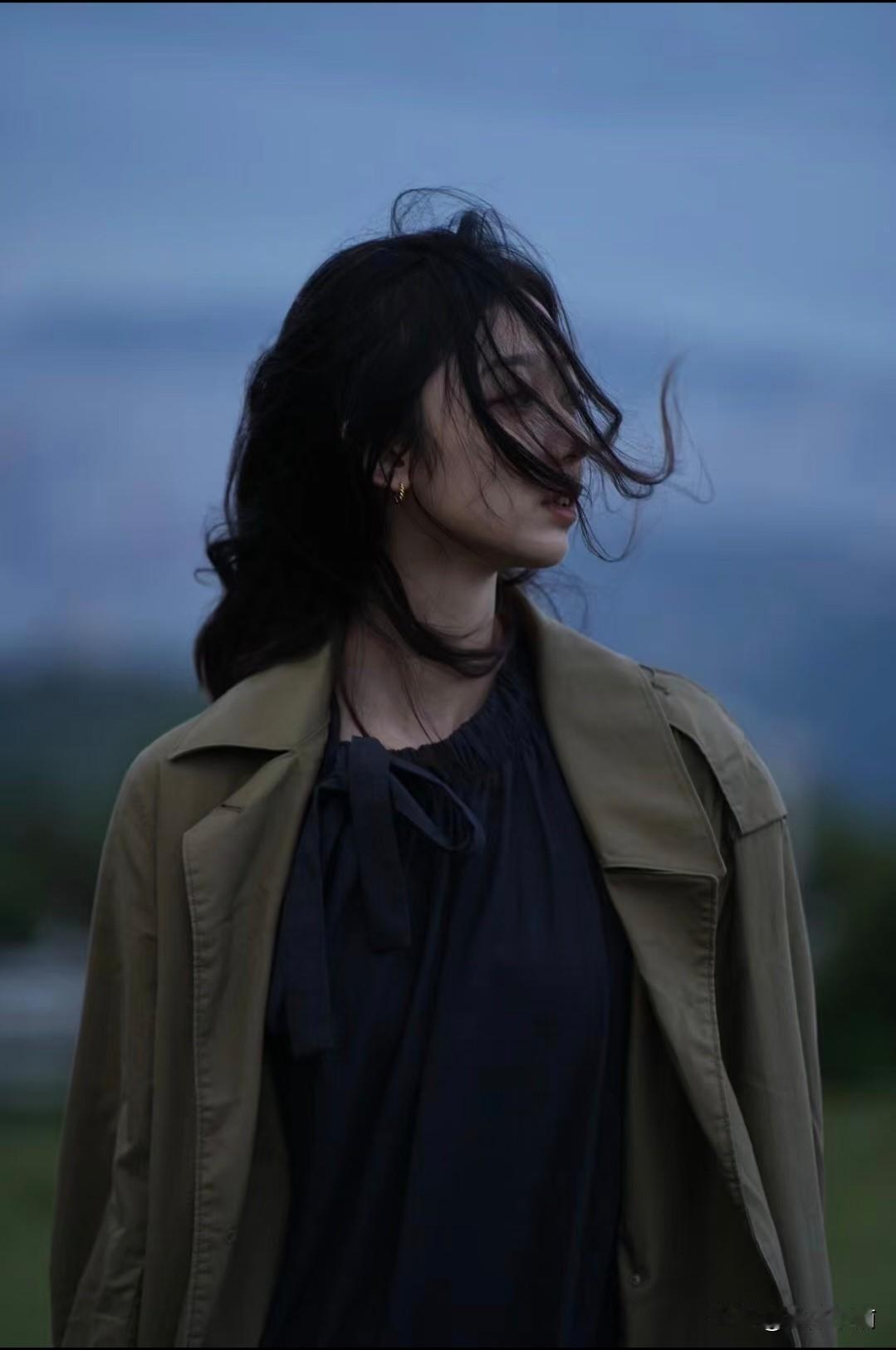 今天下午，从民政局出来的时候，天是灰蒙蒙的。手里那个暗红色的小本子有点烫手，我站