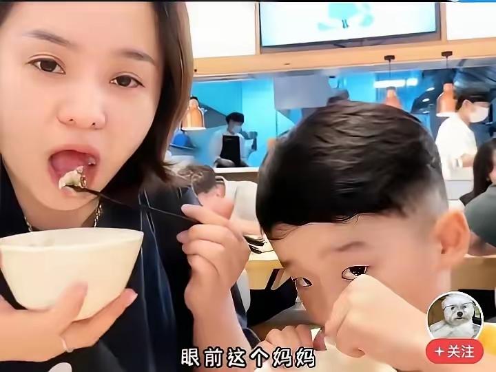 网上传疯了。一个香港妈妈，黑着脸拽着熊孩子排队过关。不扫货、不喝茶，就为一件事：