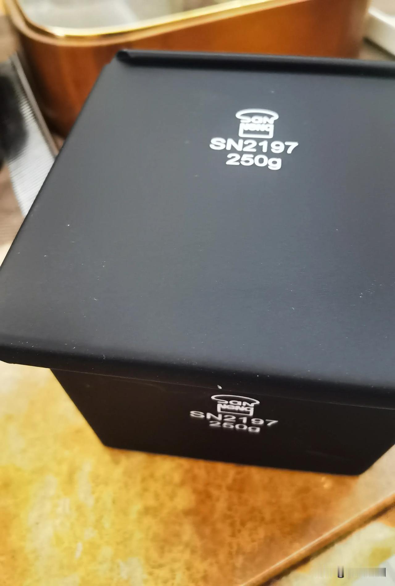 
趁着头脑对烘培的热度，又下单买了一个250克的低糖吐司方盒模具，准备尝试做吐司