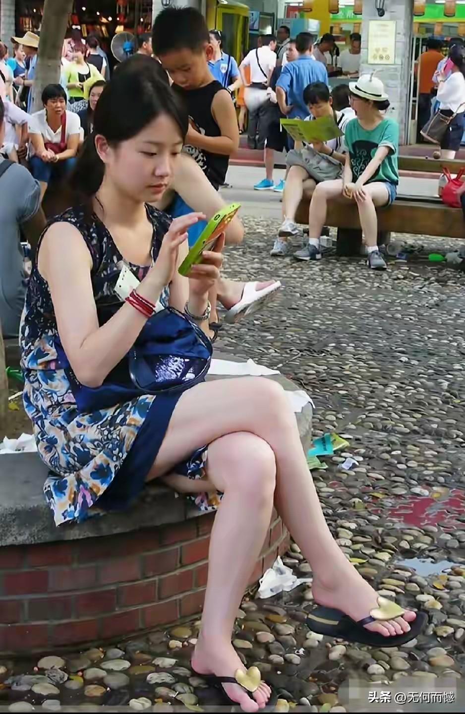 这个小女孩岁数虽然不大，但在她身上有一种明星的气质，举止大方得体，端坐在那里和个